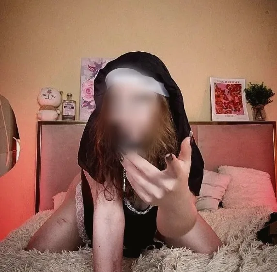 Nicole, 23